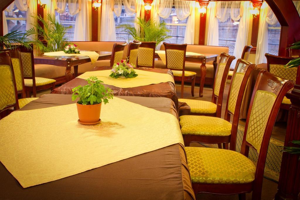 Bogdan Khmelnytskyi Hotel Kiev Ngoại thất bức ảnh