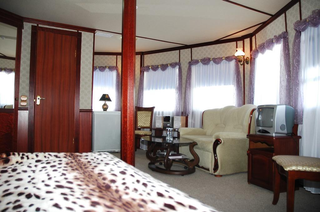 Bogdan Khmelnytskyi Hotel Kiev Ngoại thất bức ảnh