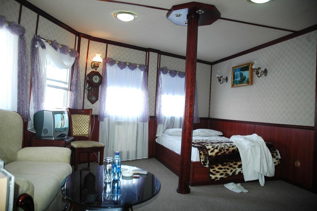 Bogdan Khmelnytskyi Hotel Kiev Ngoại thất bức ảnh