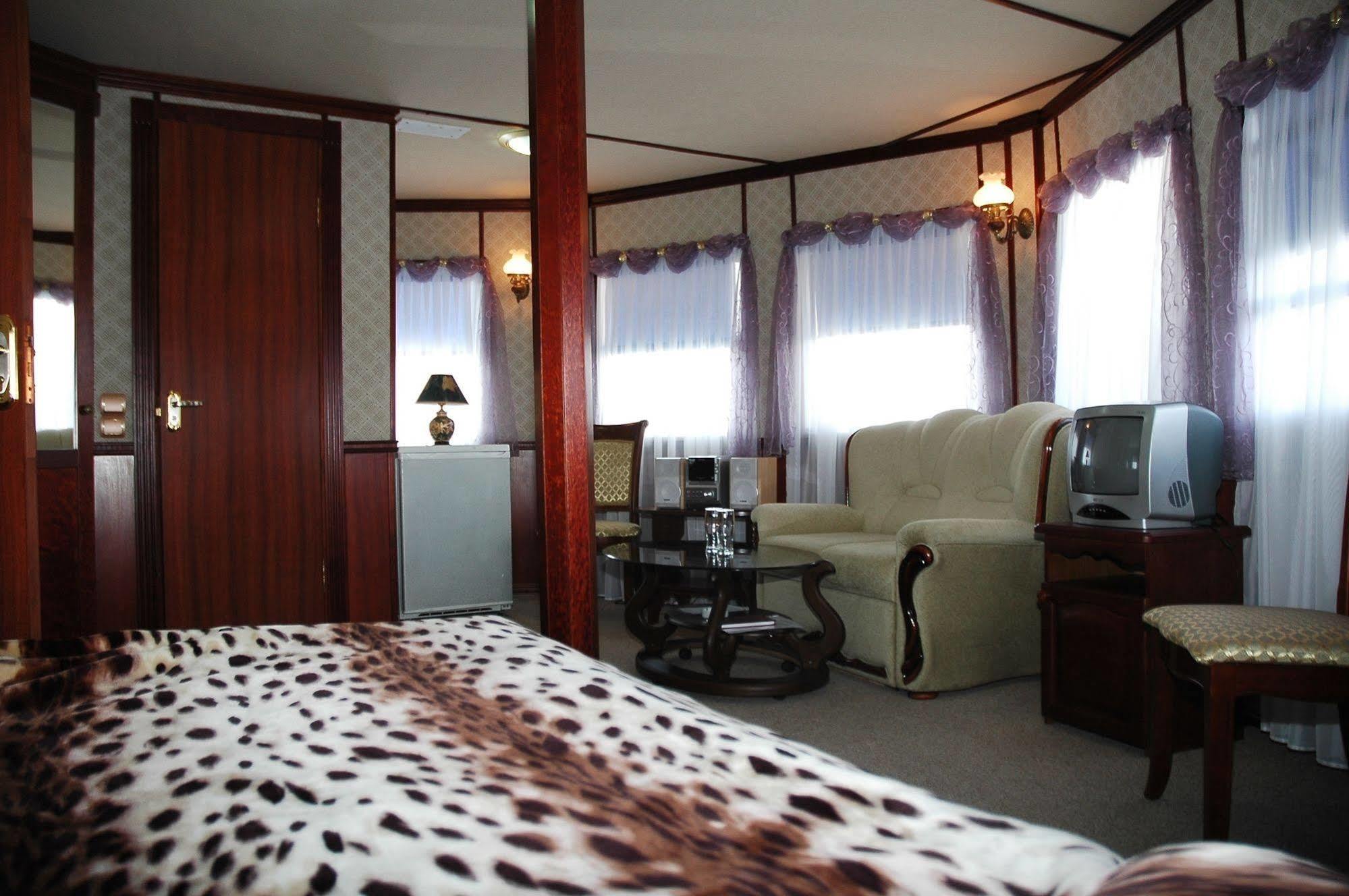 Bogdan Khmelnytskyi Hotel Kiev Ngoại thất bức ảnh
