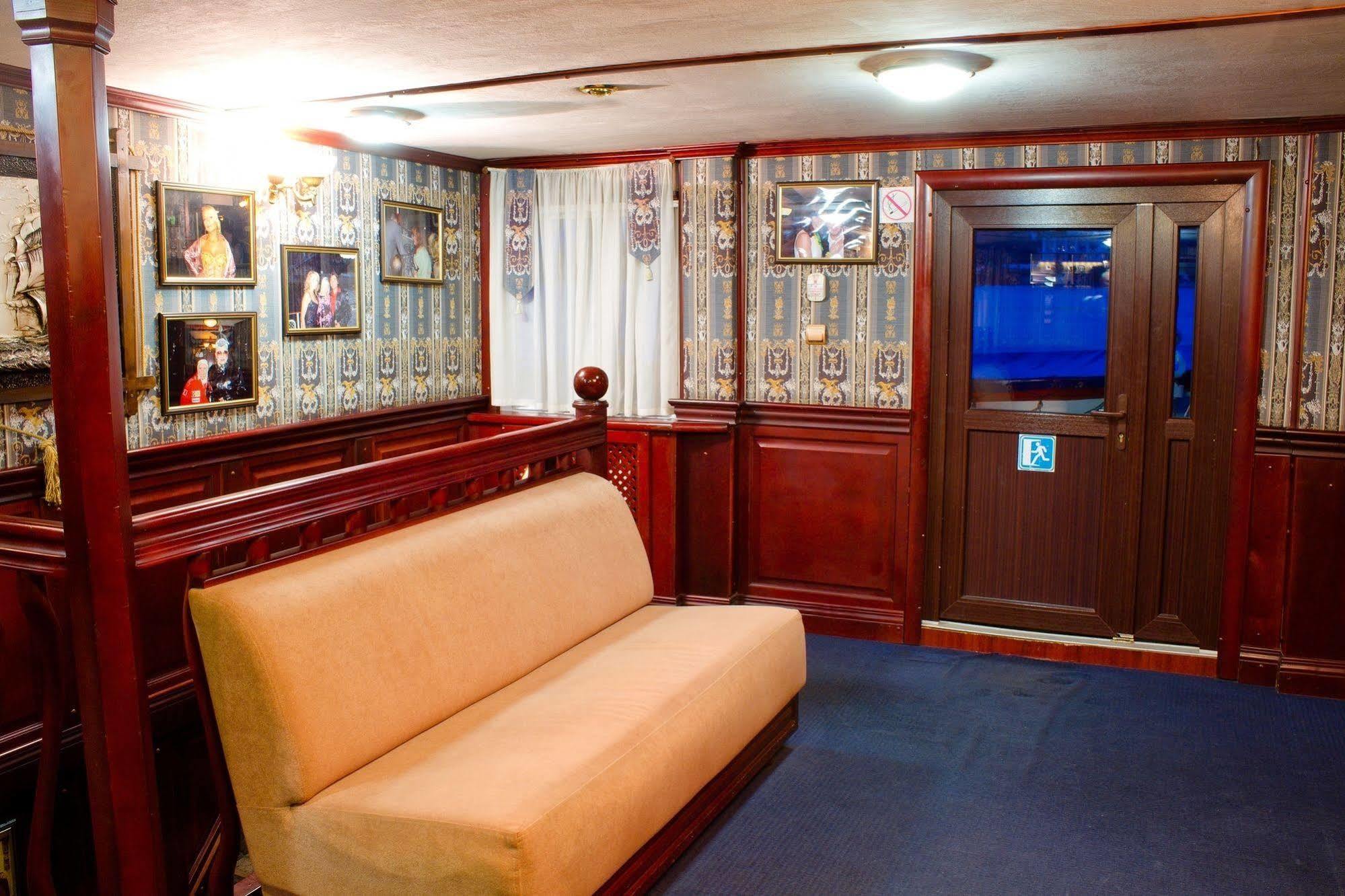 Bogdan Khmelnytskyi Hotel Kiev Ngoại thất bức ảnh