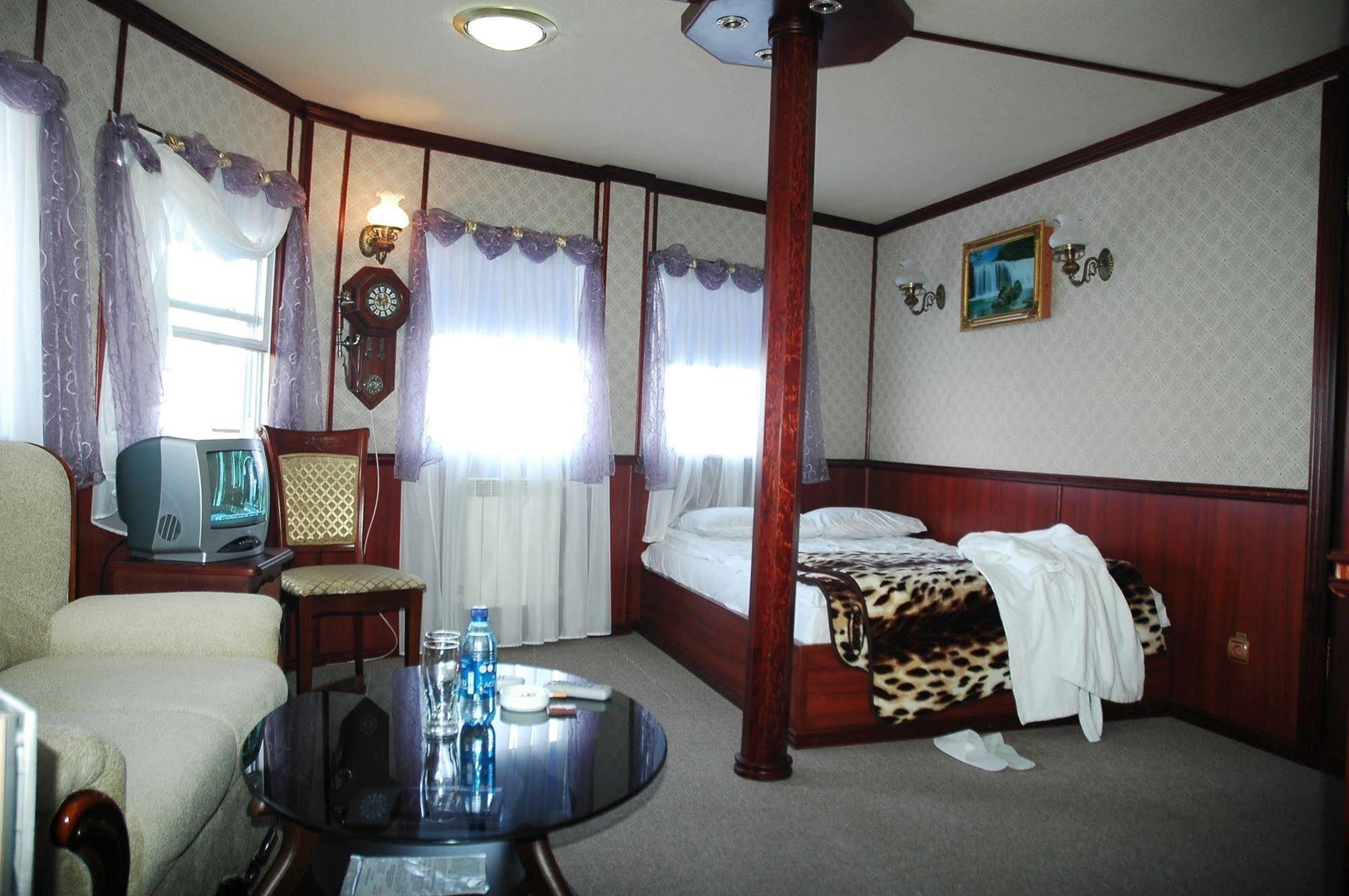 Bogdan Khmelnytskyi Hotel Kiev Ngoại thất bức ảnh