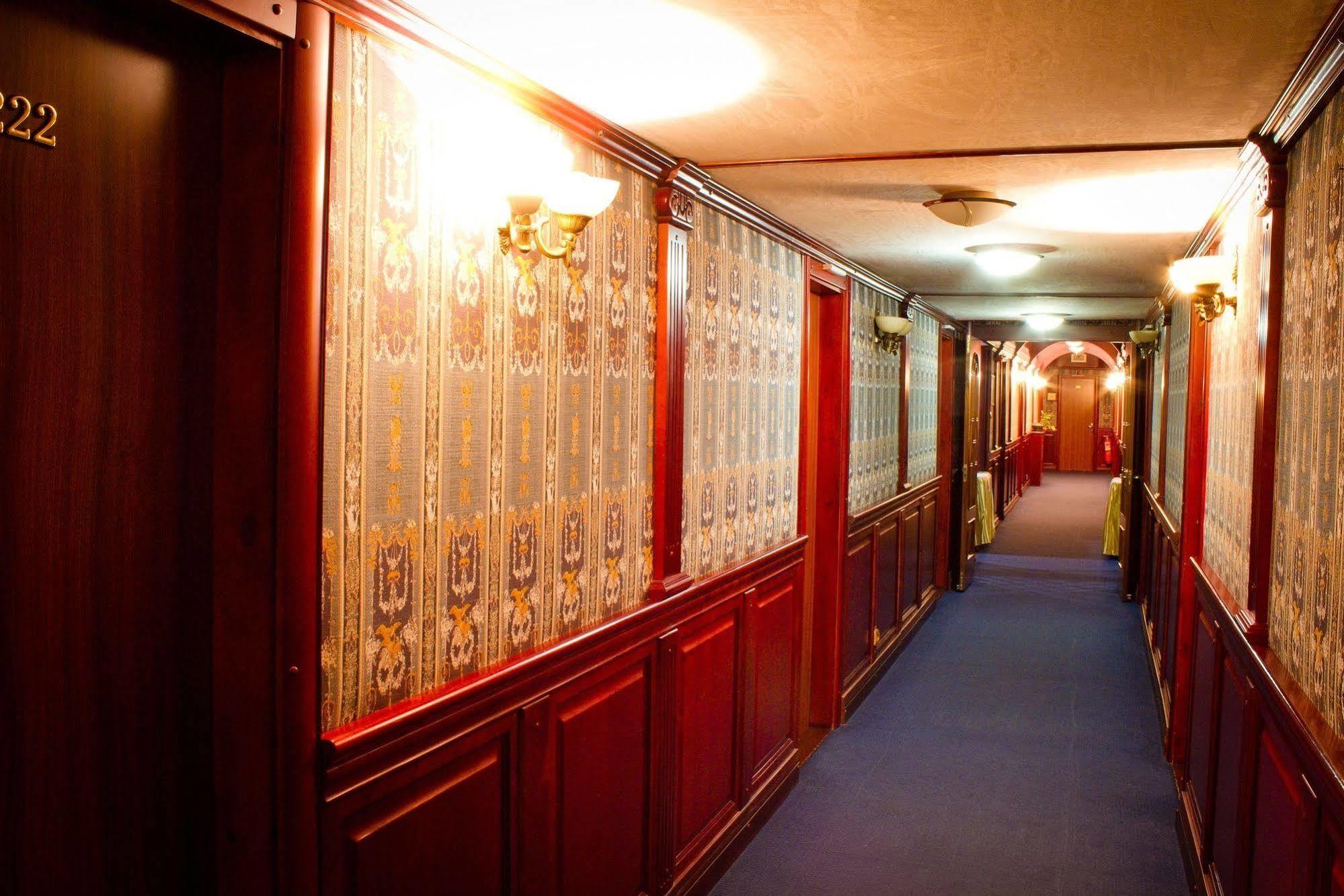 Bogdan Khmelnytskyi Hotel Kiev Ngoại thất bức ảnh